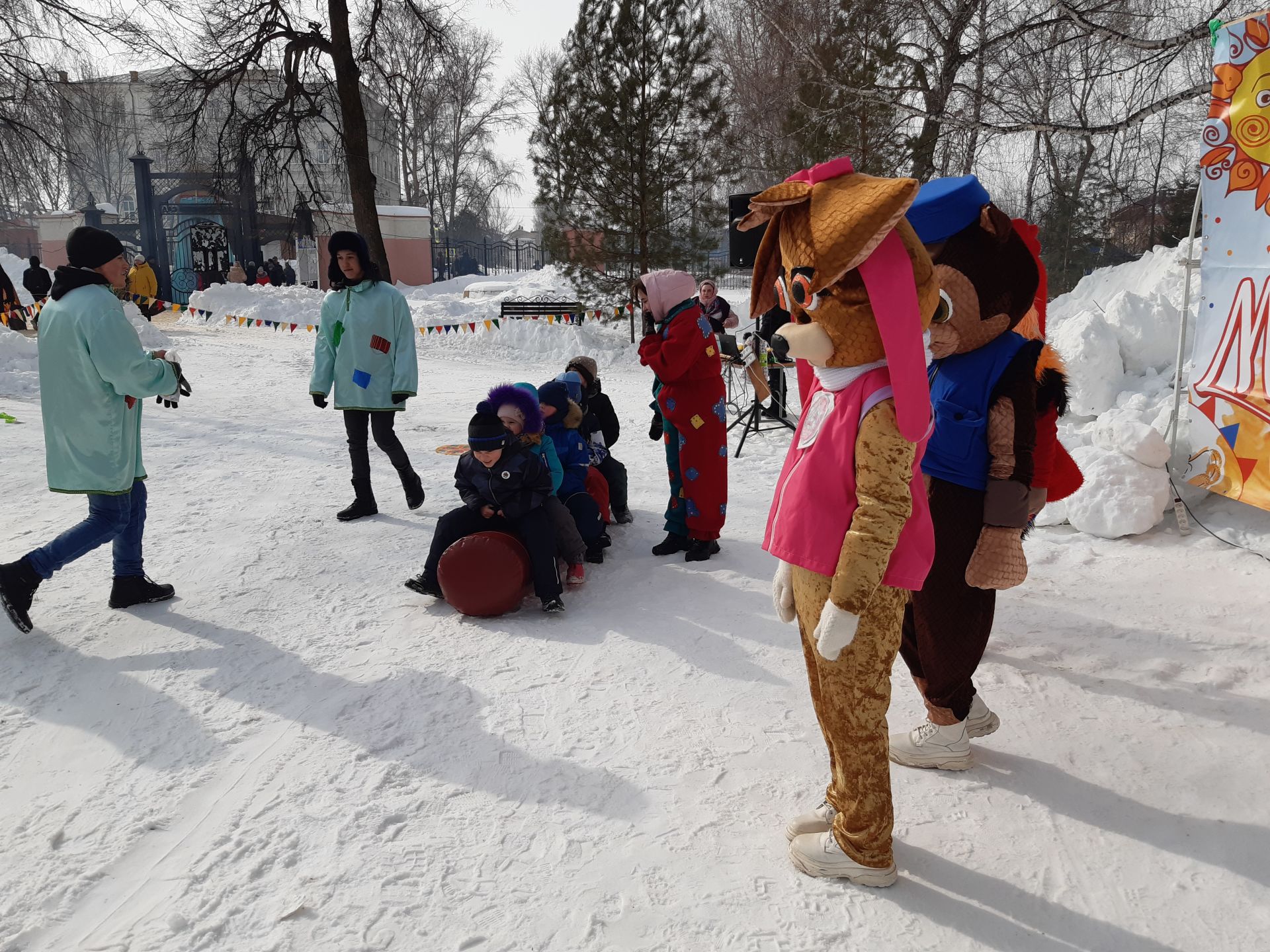 В Чистополе празднуют Широкую масленицу (фоторепортаж)