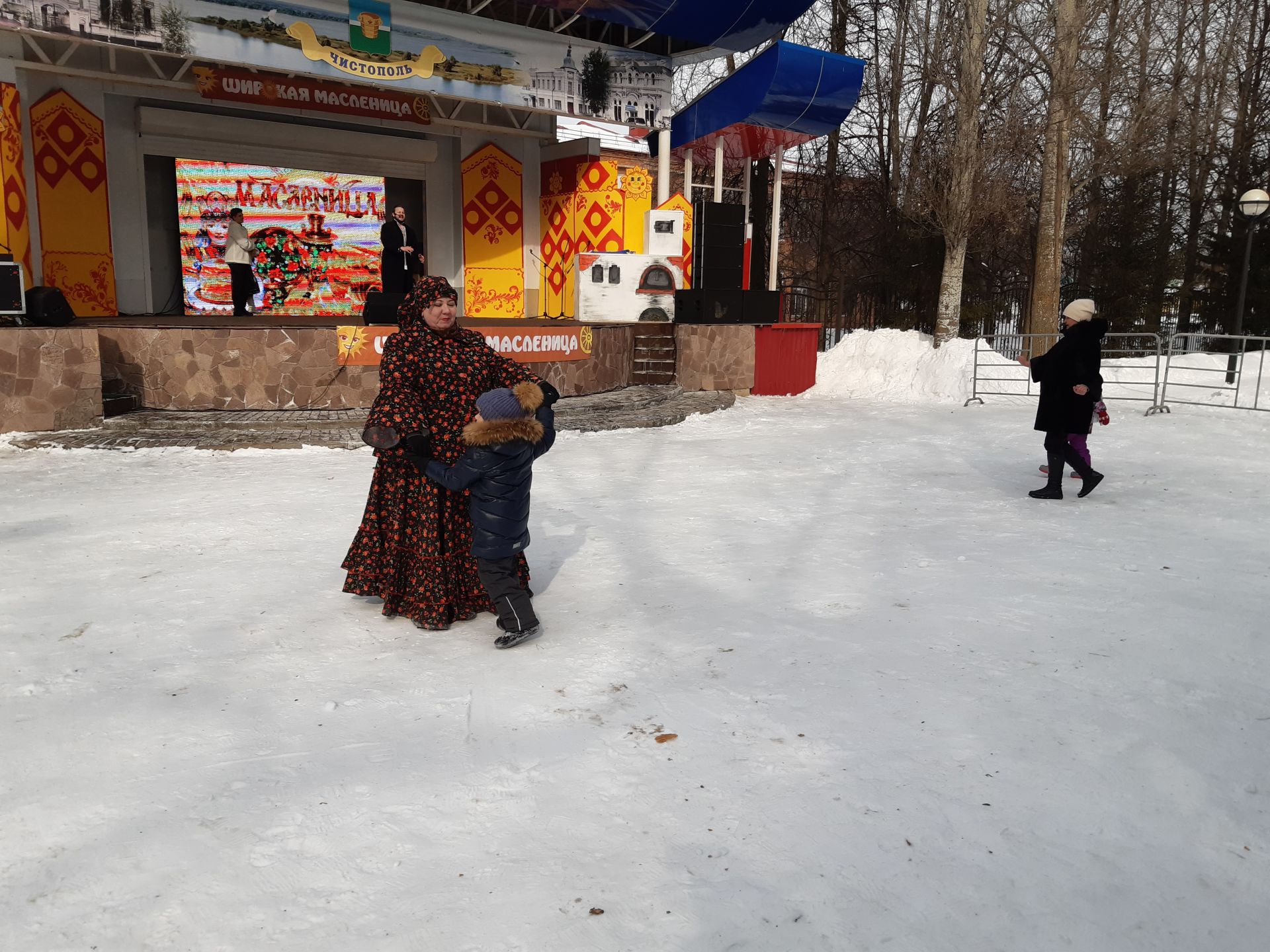 В Чистополе празднуют Широкую масленицу (фоторепортаж)