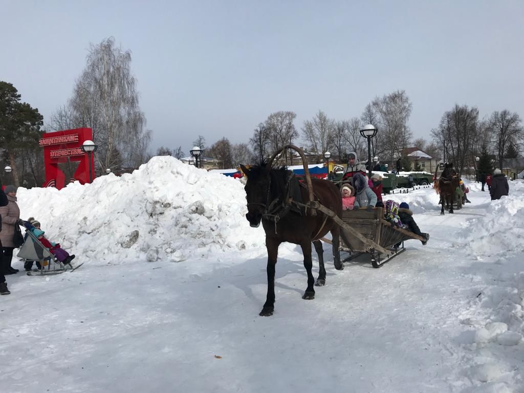 В Чистополе празднуют Широкую масленицу (фоторепортаж)