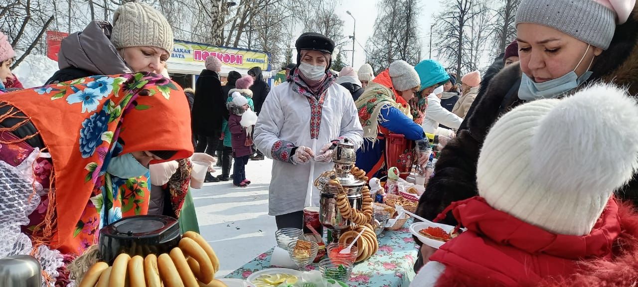 В Чистополе празднуют Широкую масленицу (фоторепортаж)