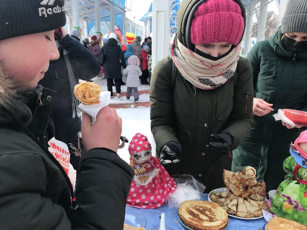 В Чистополе празднуют Широкую масленицу (фоторепортаж)