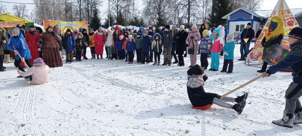 В Чистополе празднуют Широкую масленицу (фоторепортаж)