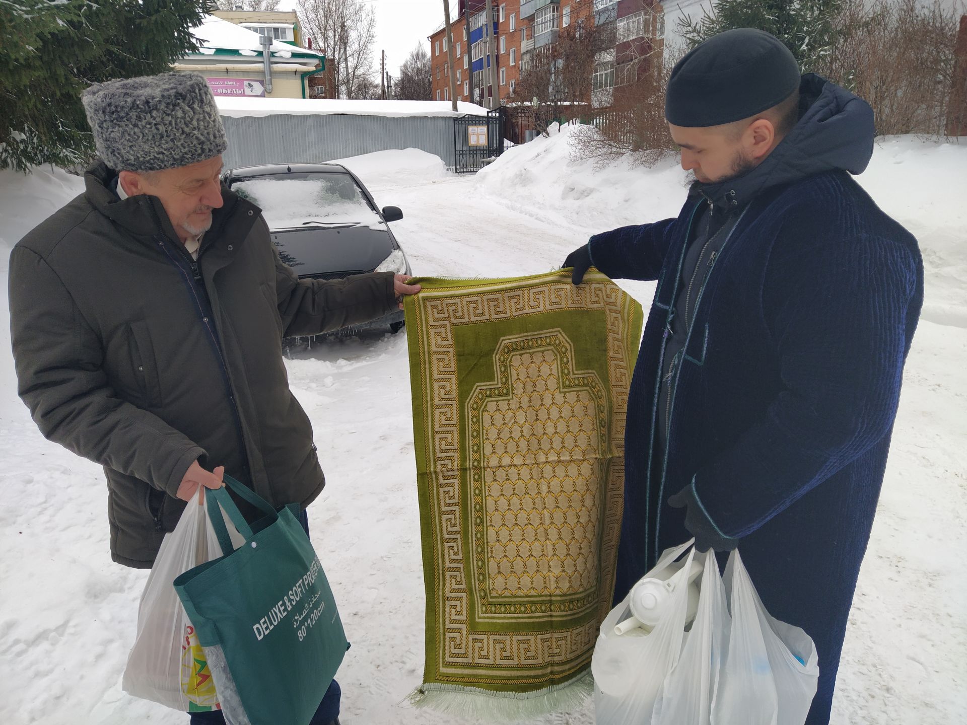 Представители Чистопольского мухтасибата привезли гостинцы медработникам временного инфекционного госпиталя