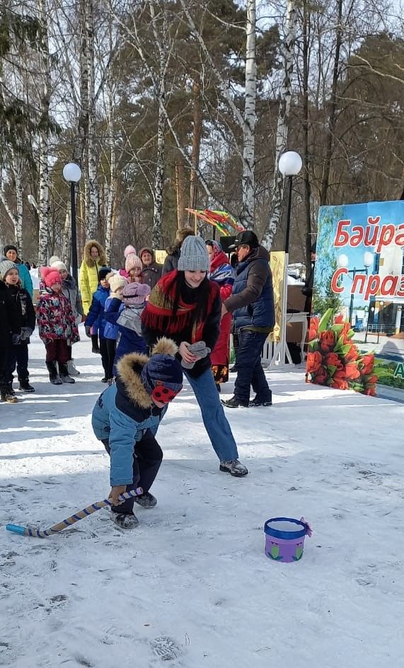 В Чистополе празднуют Широкую масленицу (фоторепортаж)