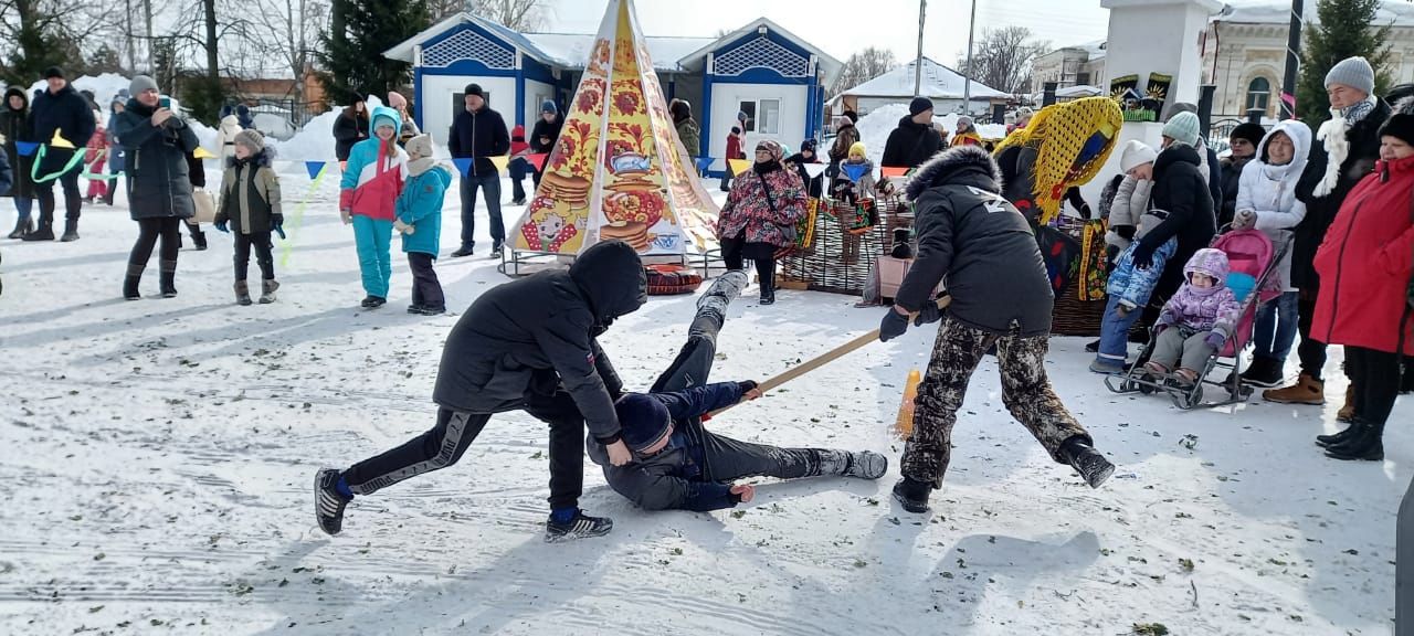 В Чистополе празднуют Широкую масленицу (фоторепортаж)