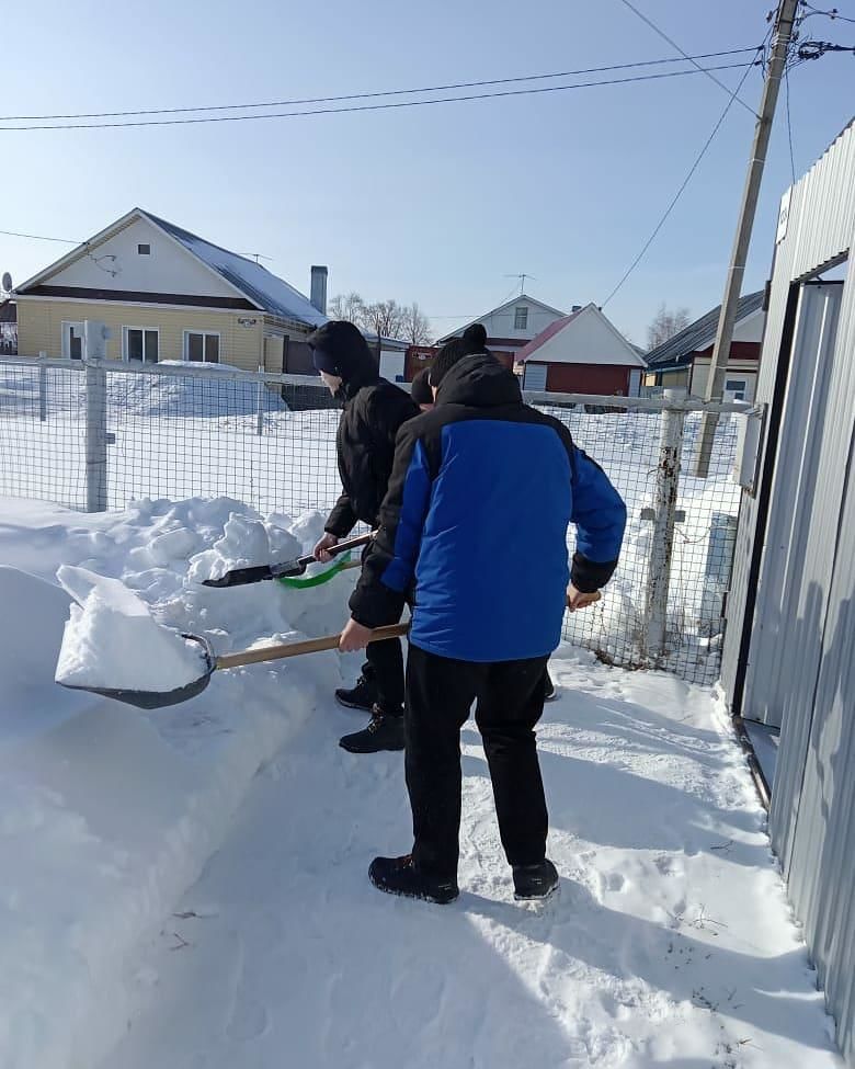 Современные тимуровцы помогают с уборкой снега пожилым чистопольцам