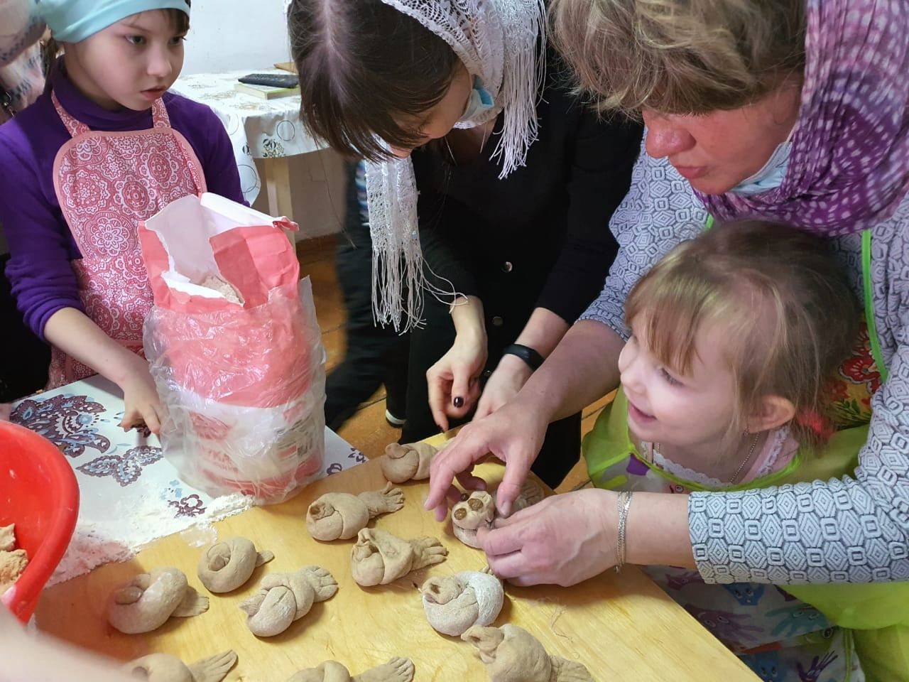 В приходе Сергия Радонежского в Чистополе дети пекли жаворонков