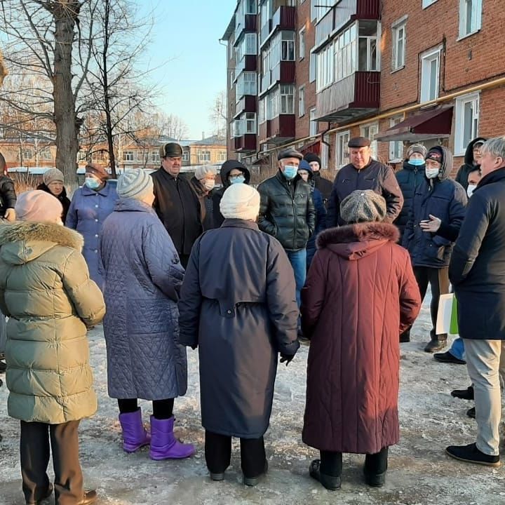 В Чистополе с жителями нескольких многоквартирных домов обсудили варианты благоустройства их дворов