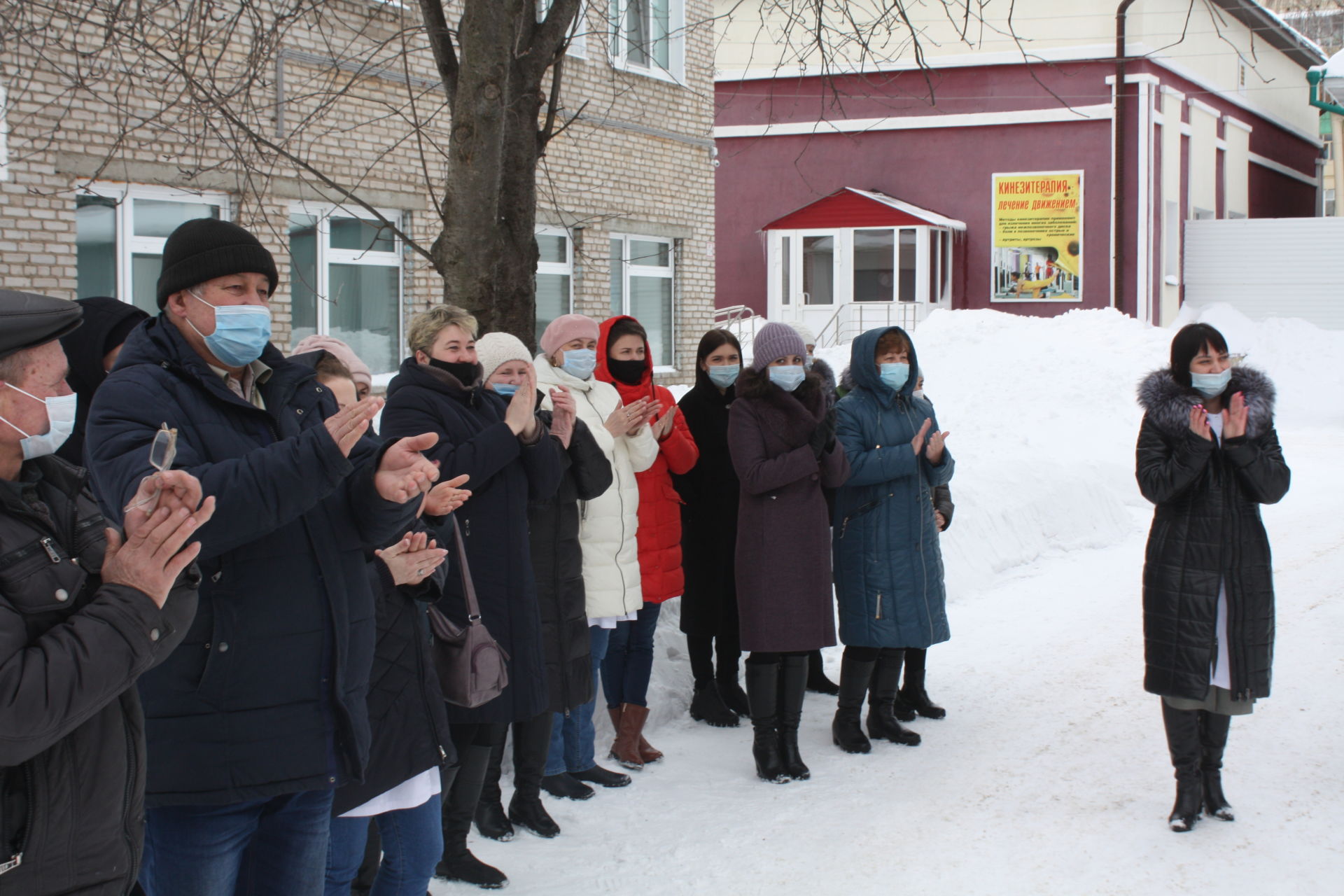 Чистопольские артисты выступили во дворе госпиталя для медперсонала и пациентов с COVID-19