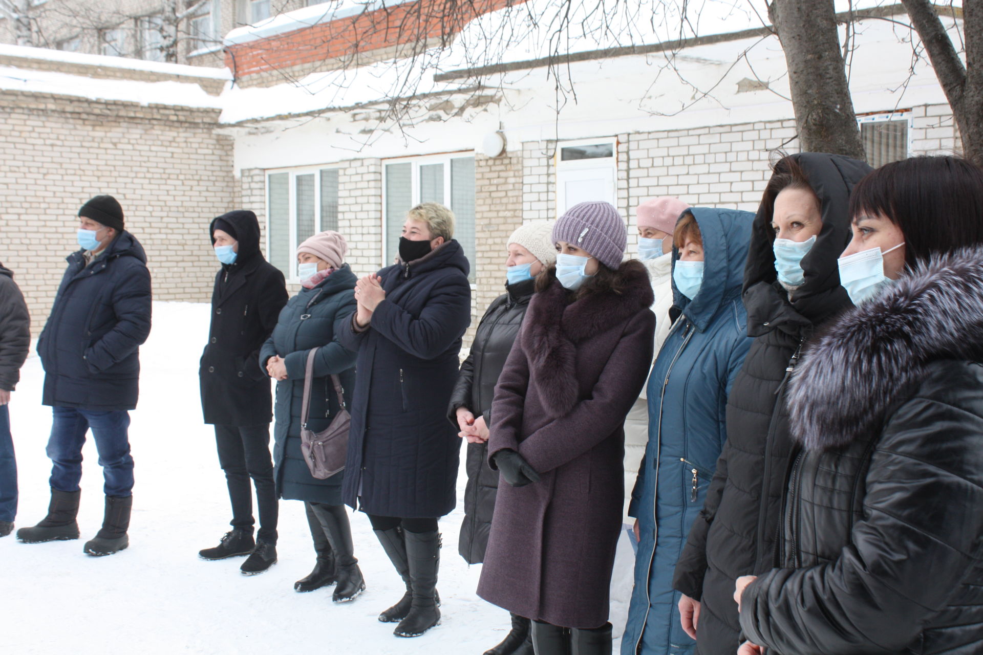 Чистопольские артисты выступили во дворе госпиталя для медперсонала и пациентов с COVID-19