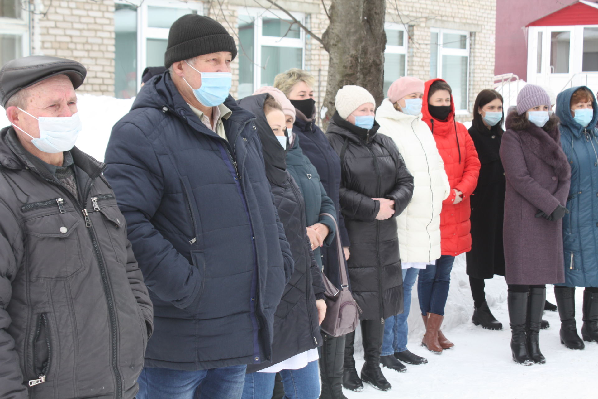 Чистопольские артисты выступили во дворе госпиталя для медперсонала и пациентов с COVID-19