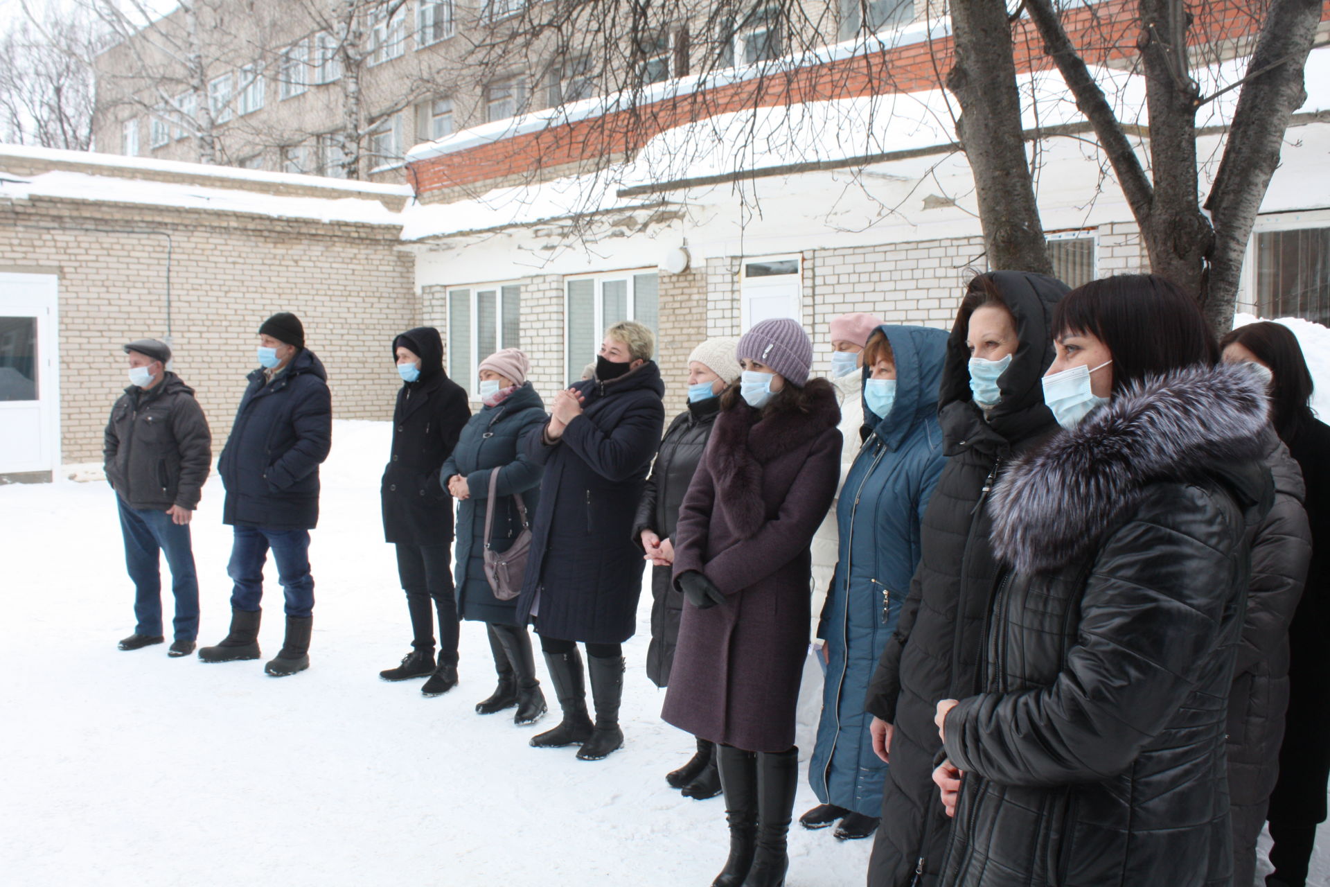 Чистопольские артисты выступили во дворе госпиталя для медперсонала и пациентов с COVID-19