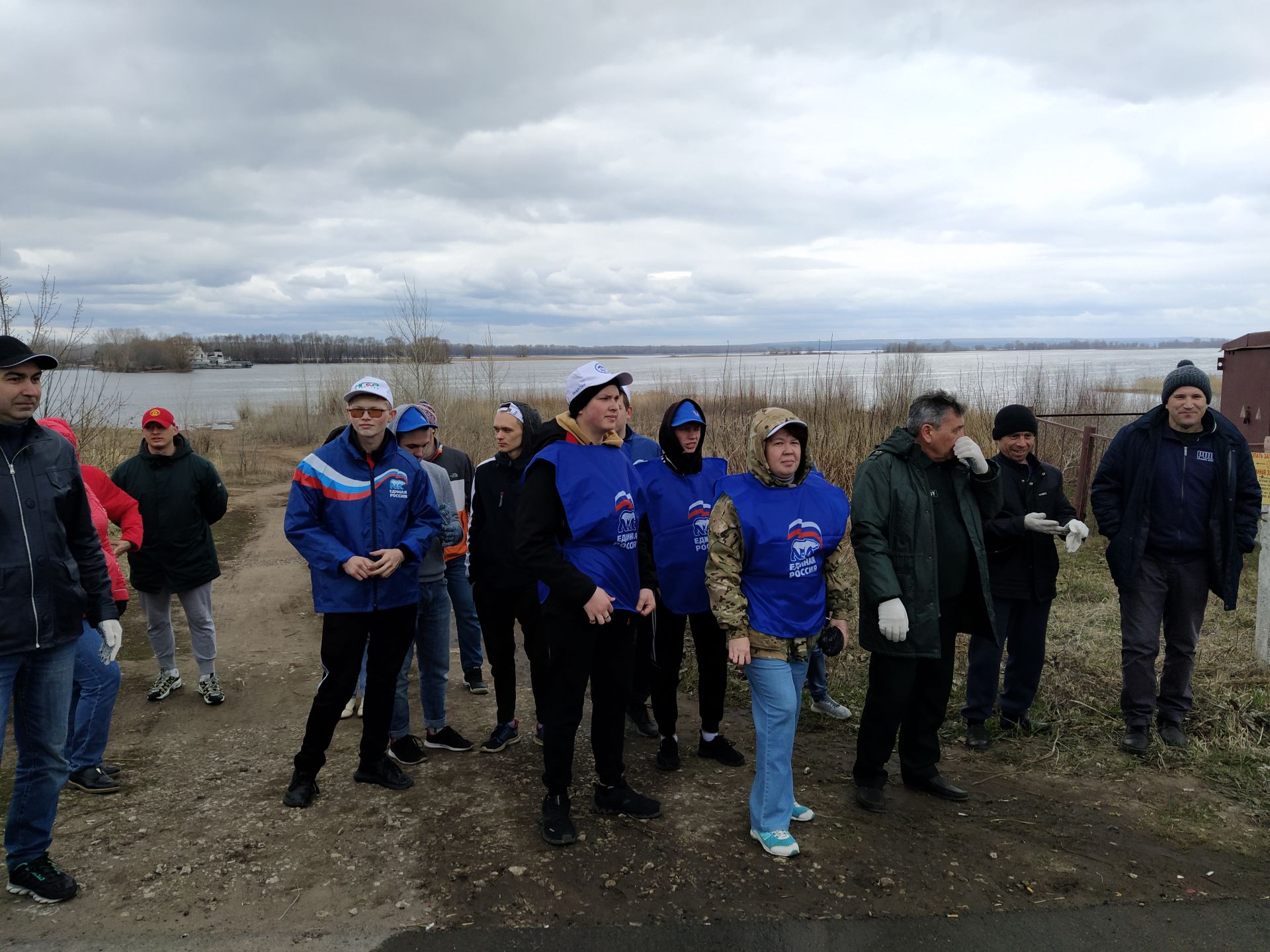 В рамках Всероссийского субботника чистопольцы очистили территорию набережной