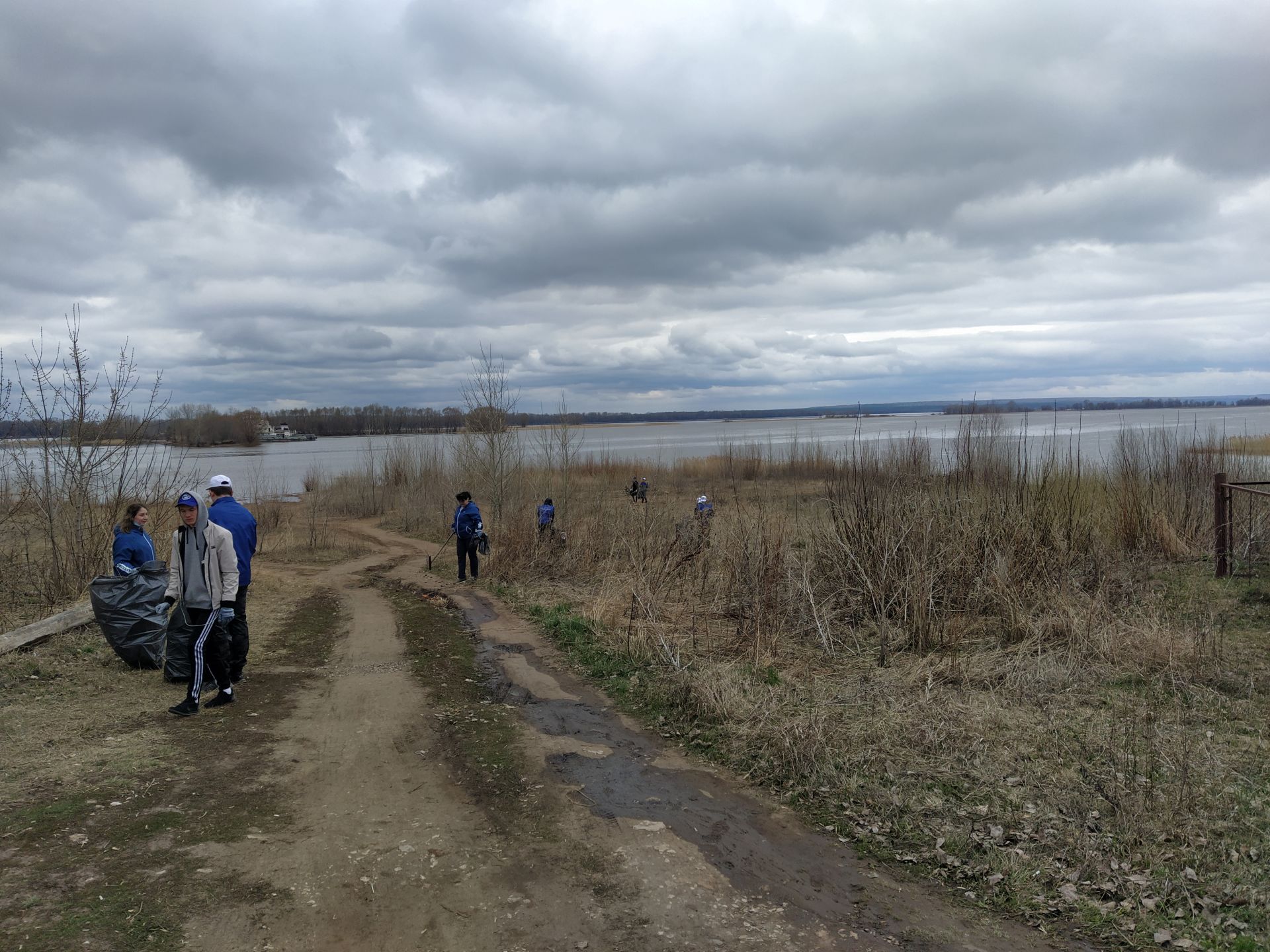 В рамках Всероссийского субботника чистопольцы очистили территорию набережной