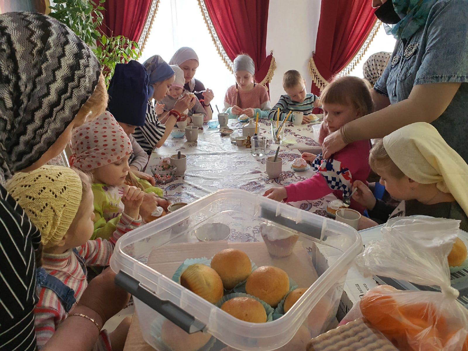 В Чистопольском храме детей учили украшать куличи