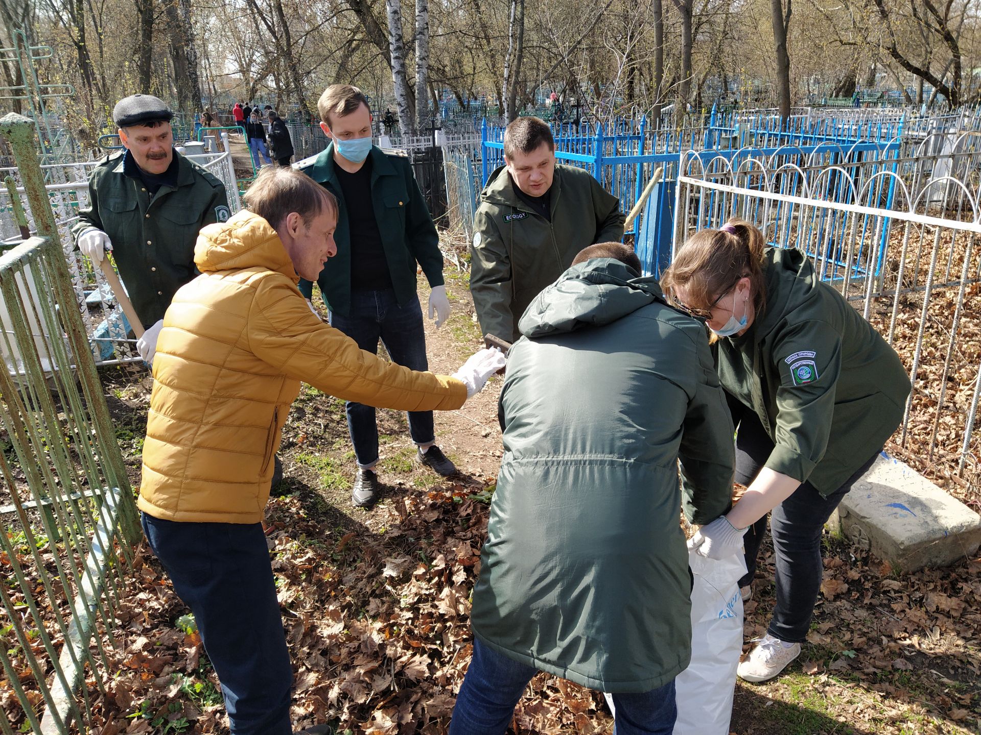 В Чистополе с Авдеевского кладбища вывезли 100 мешков мусора