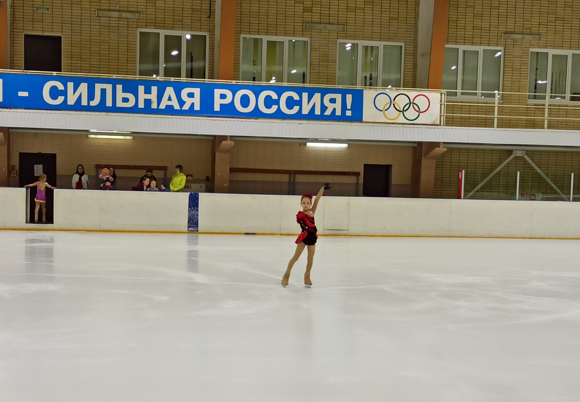 Воспитанники Чистопольского Ледового дворца спорта продемонстрировали свое мастерство перед горожанами (фоторепортаж)