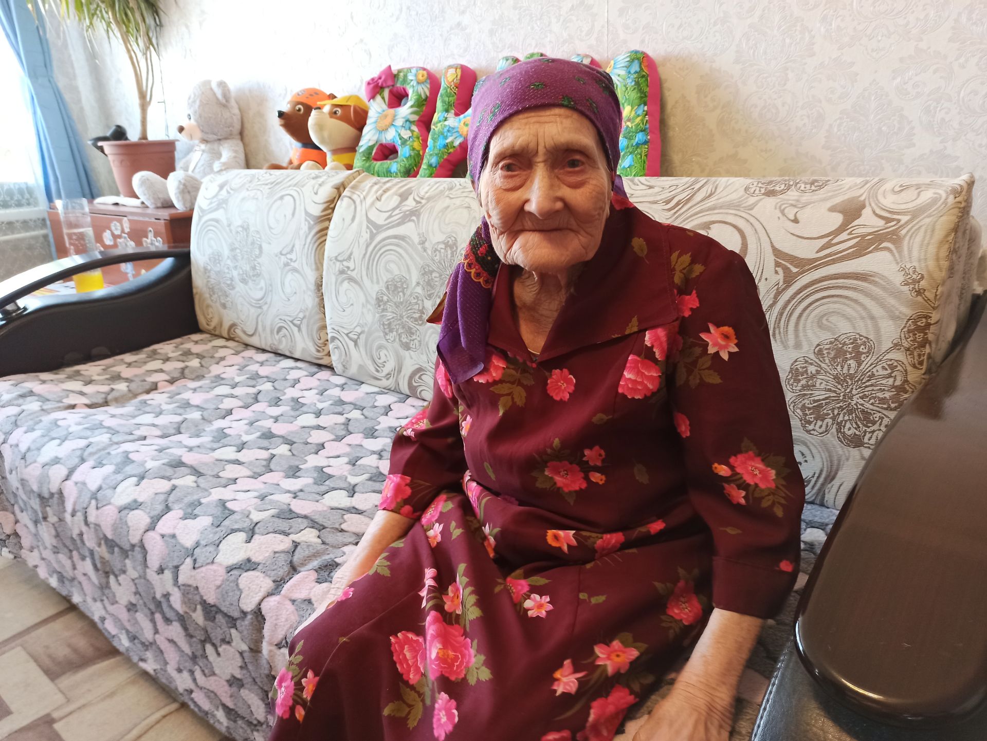 Поздравления с 90-летием принимала труженица тыла из Чистополя Анна Аткишкина