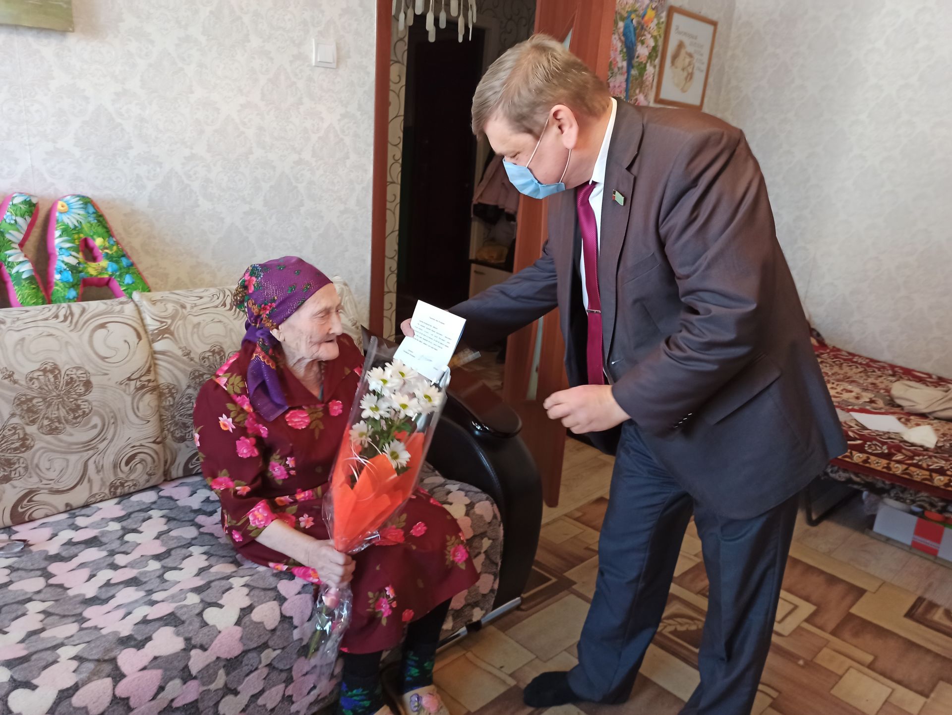 Поздравления с 90-летием принимала труженица тыла из Чистополя Анна Аткишкина