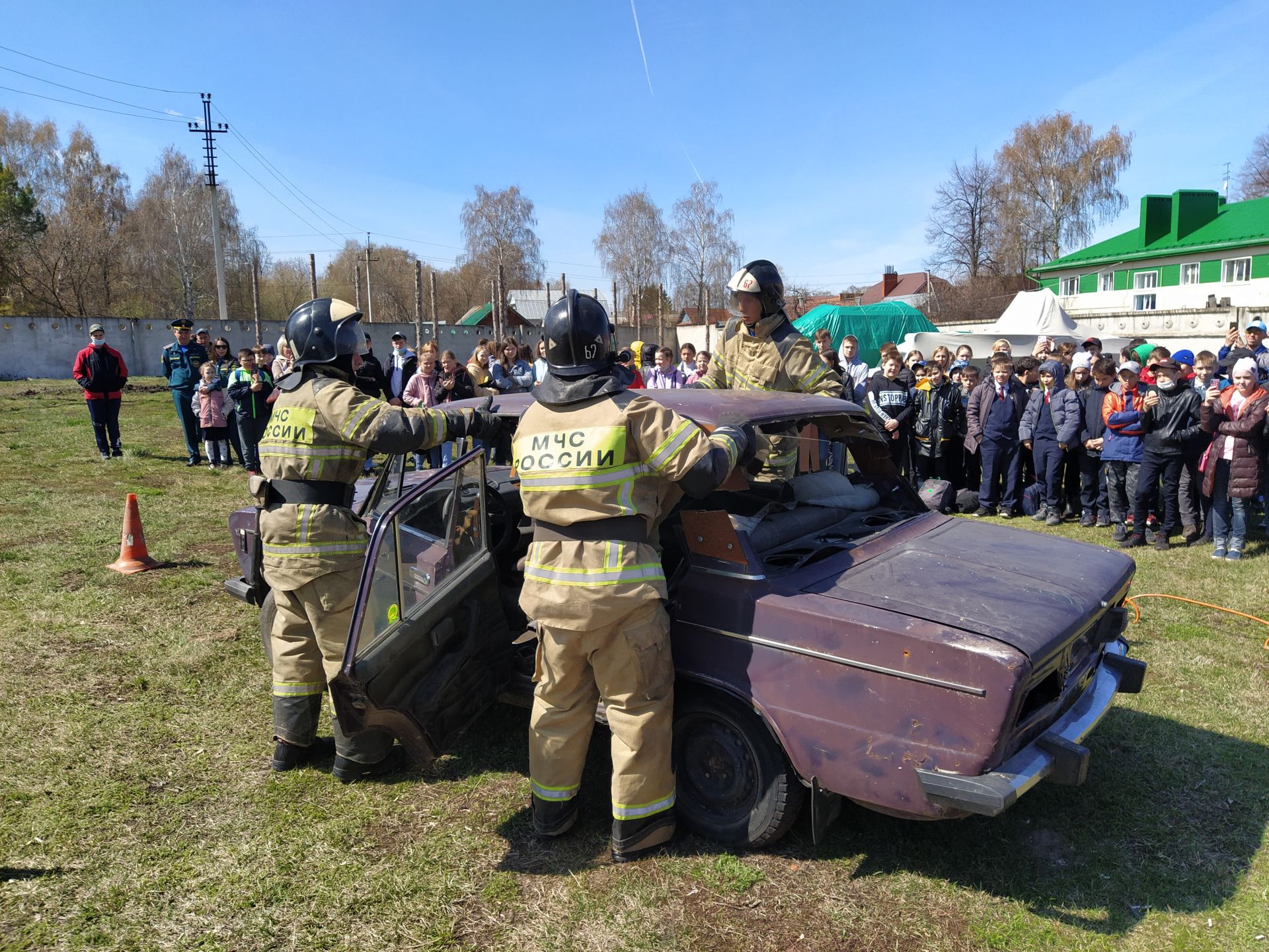 Чистопольские пожарные познакомили школьников с особенностями своей работы