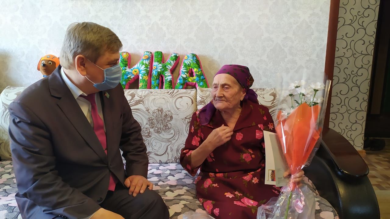 Поздравления с 90-летием принимала труженица тыла из Чистополя Анна Аткишкина