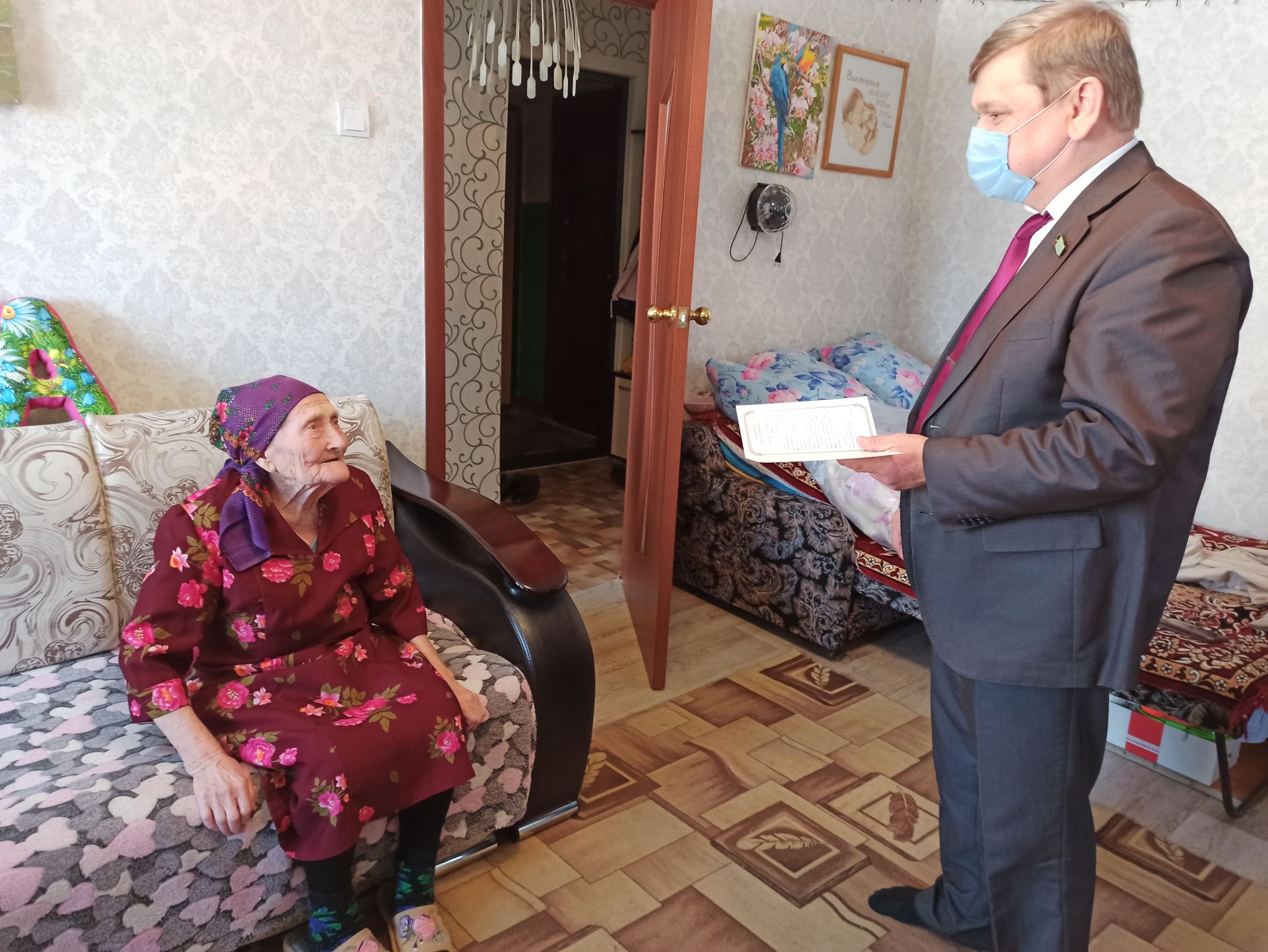 Поздравления с 90-летием принимала труженица тыла из Чистополя Анна Аткишкина