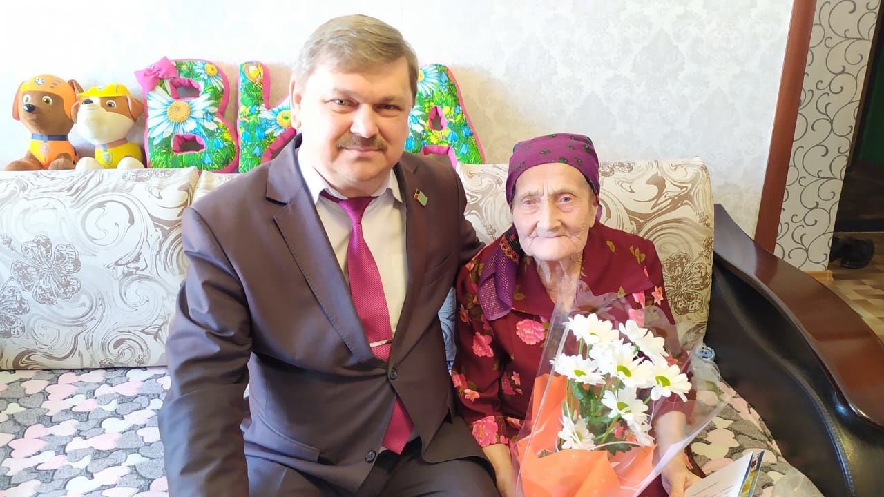 Поздравления с 90-летием принимала труженица тыла из Чистополя Анна Аткишкина