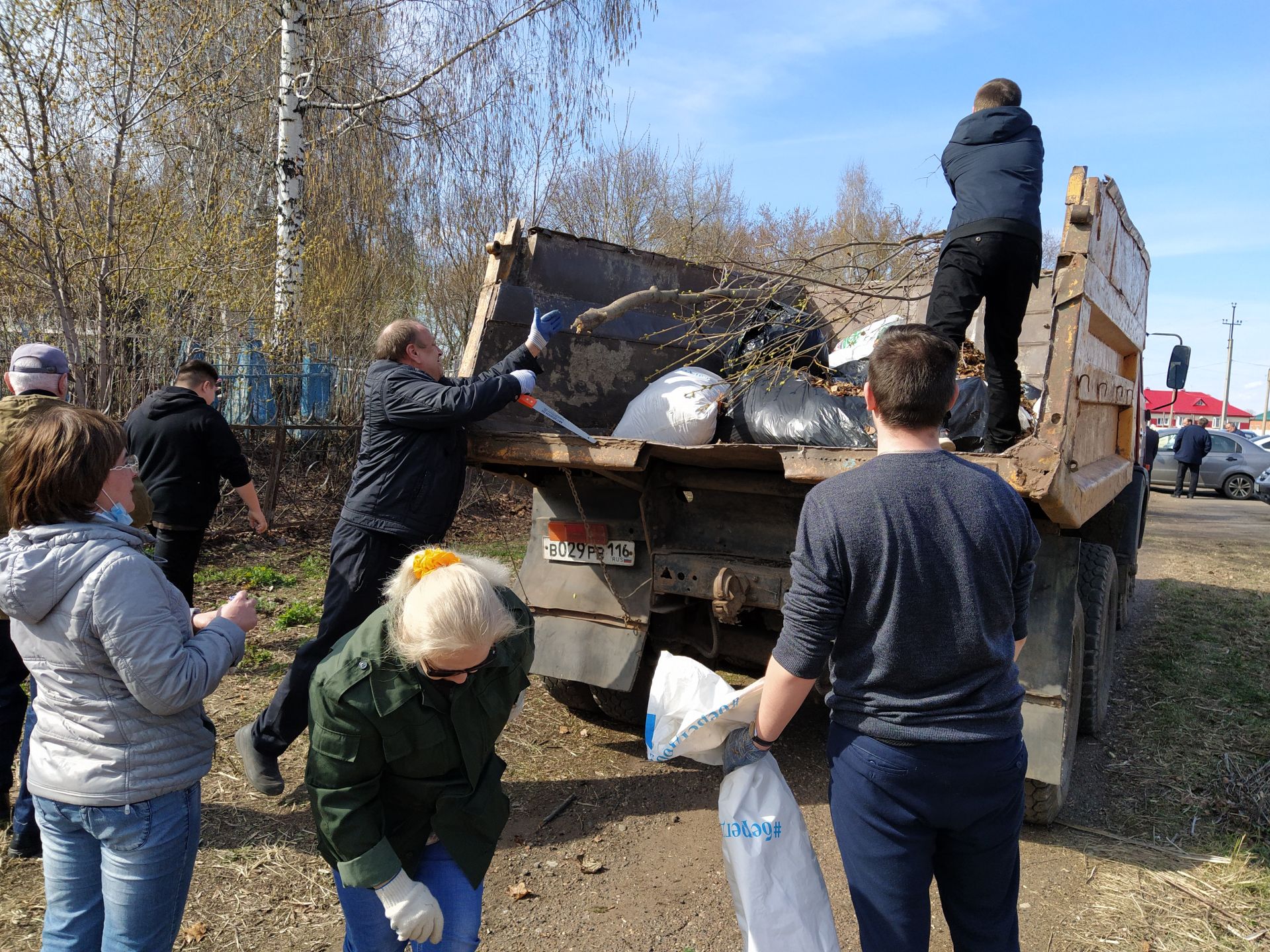 В Чистополе с Авдеевского кладбища вывезли 100 мешков мусора