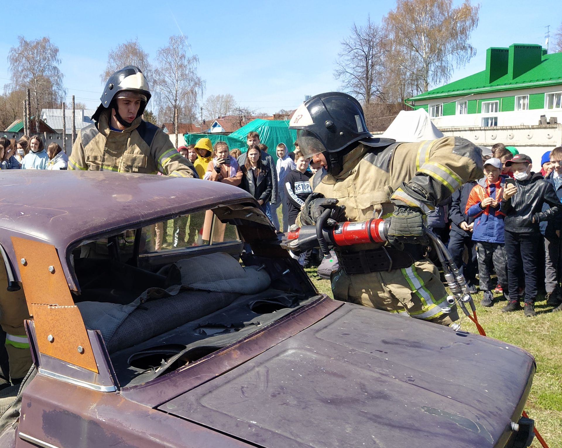 Чистопольские пожарные познакомили школьников с особенностями своей работы