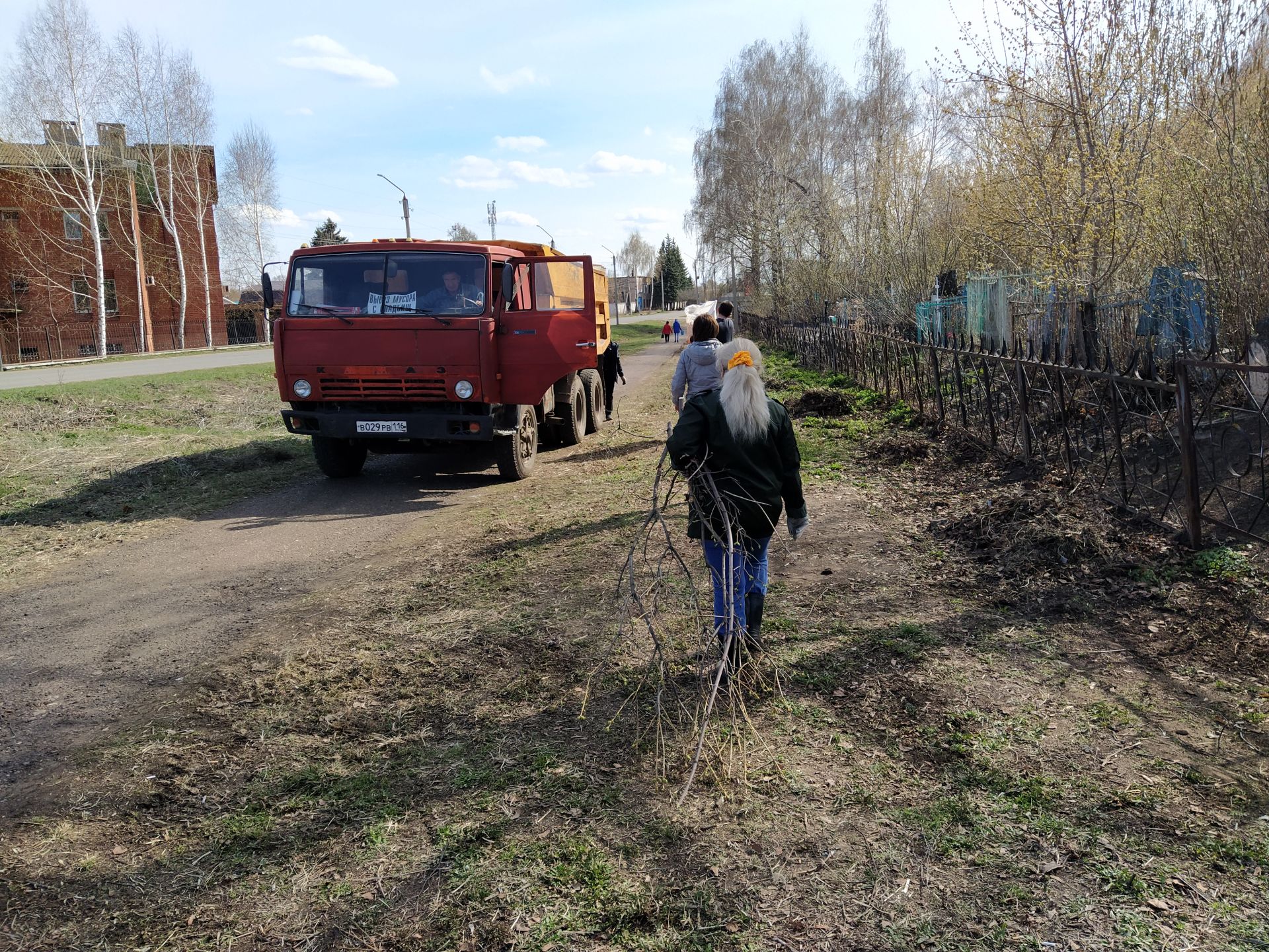 В Чистополе с Авдеевского кладбища вывезли 100 мешков мусора