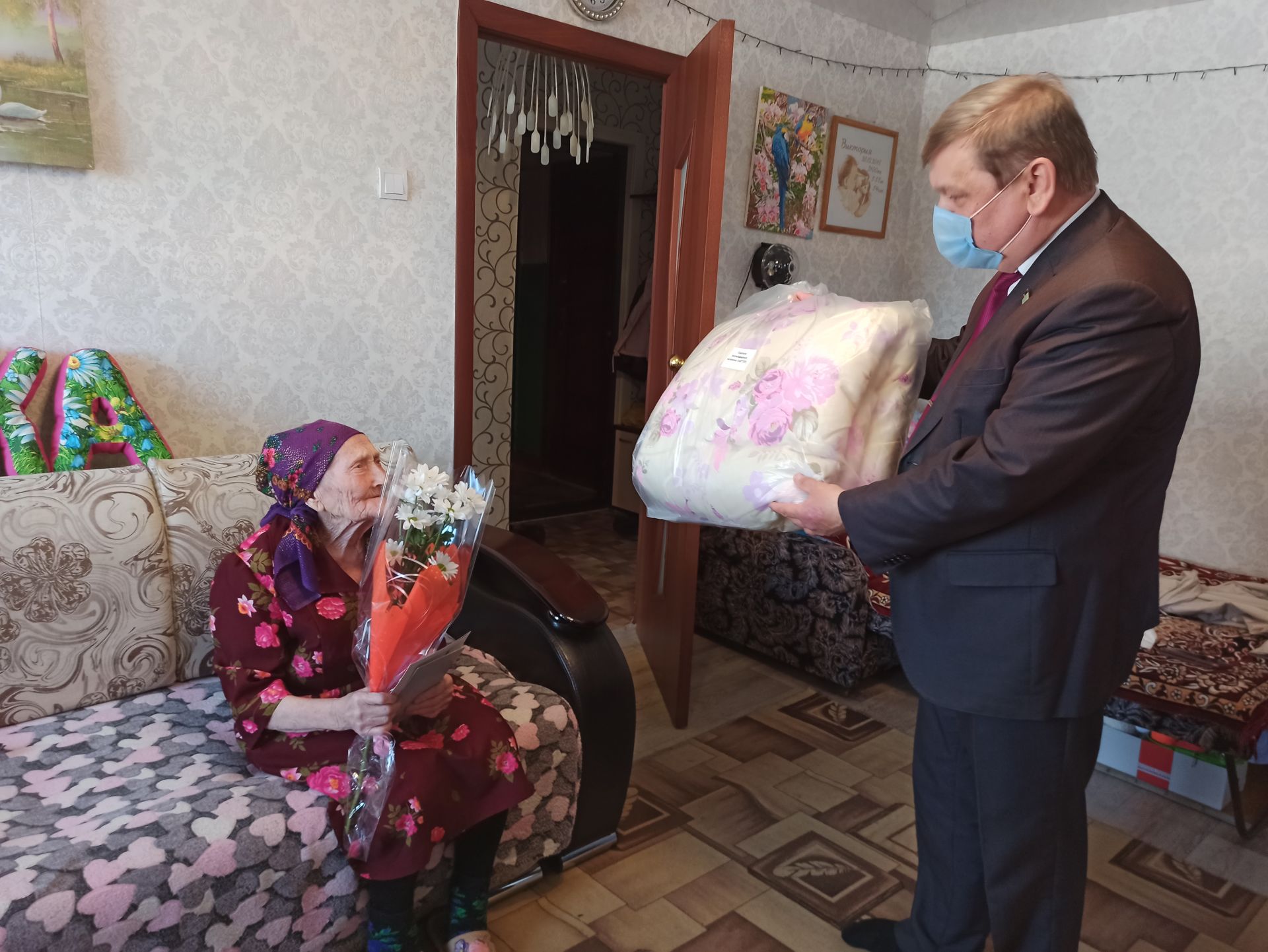 Поздравления с 90-летием принимала труженица тыла из Чистополя Анна Аткишкина