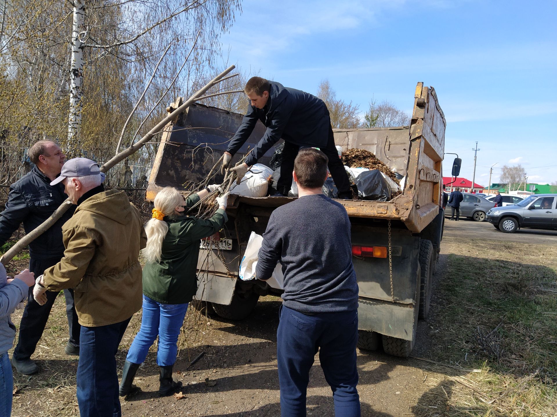 В Чистополе с Авдеевского кладбища вывезли 100 мешков мусора