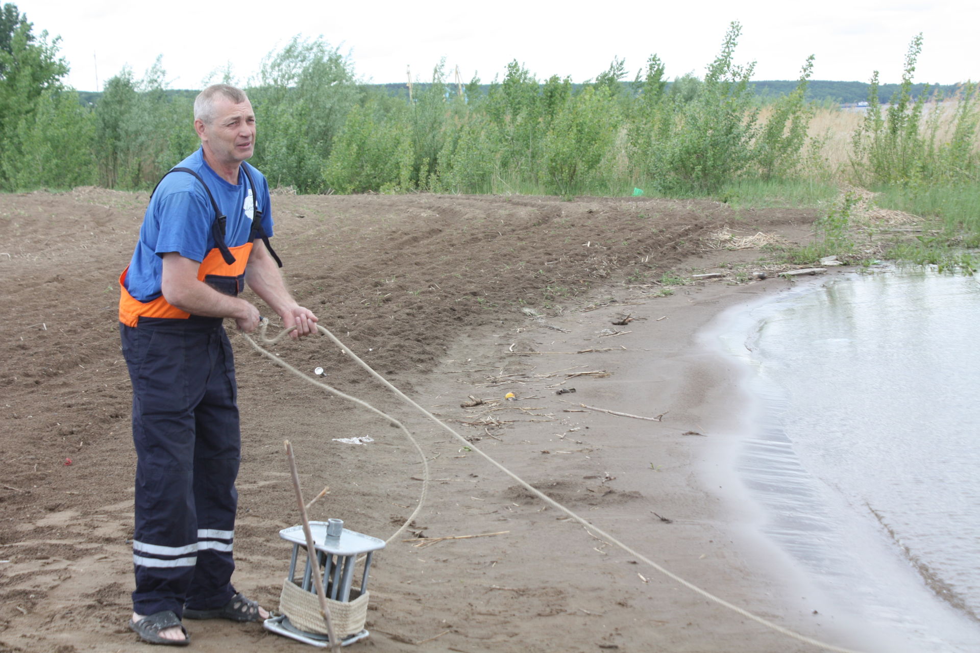 Водолазы очистили от мусора дно Камы городского пляжа Чистополя