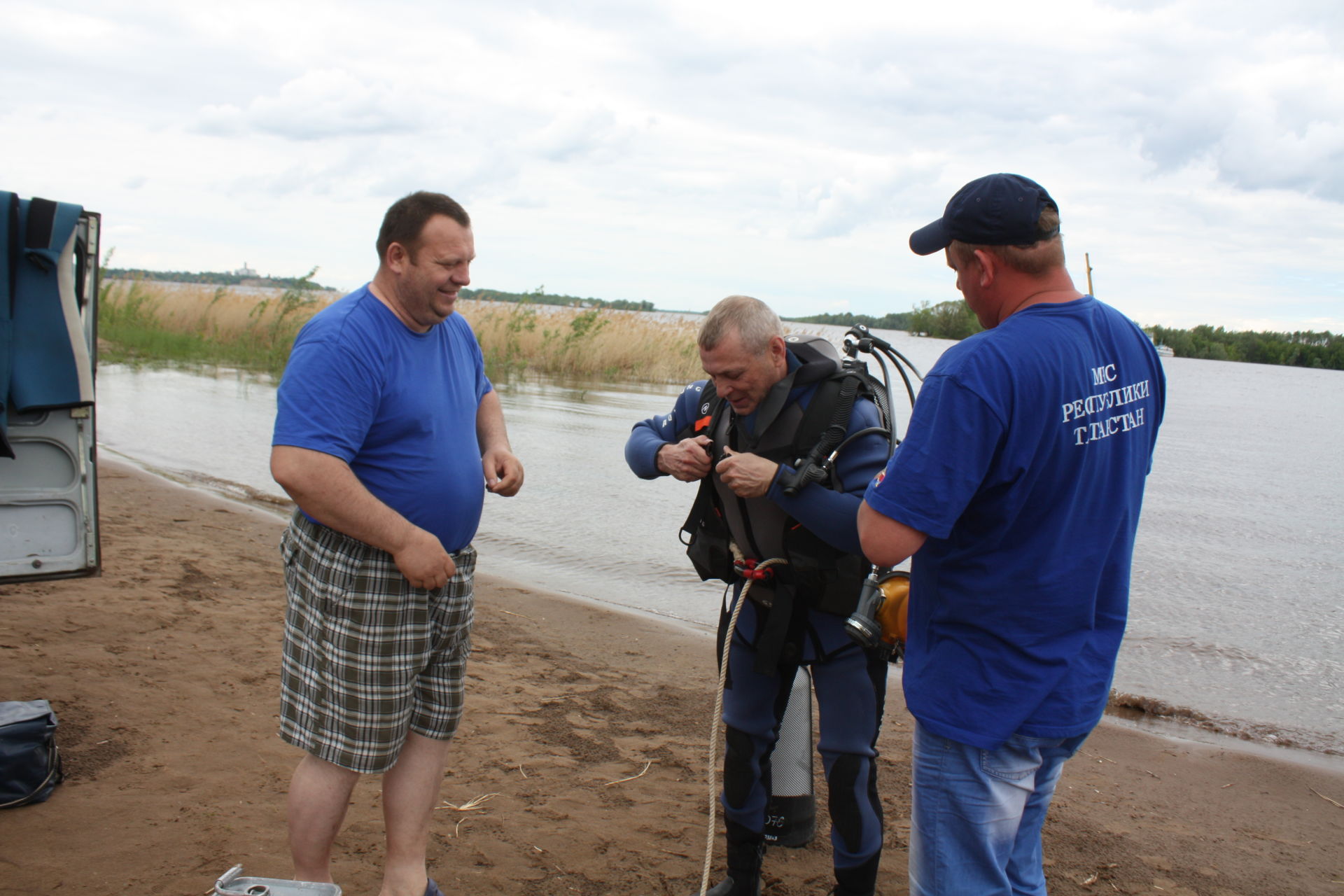 Водолазы очистили от мусора дно Камы городского пляжа Чистополя