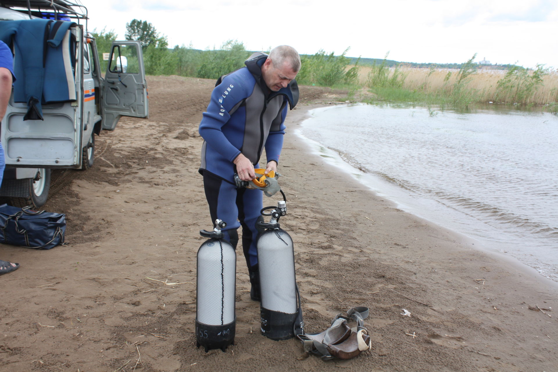 Водолазы очистили от мусора дно Камы городского пляжа Чистополя