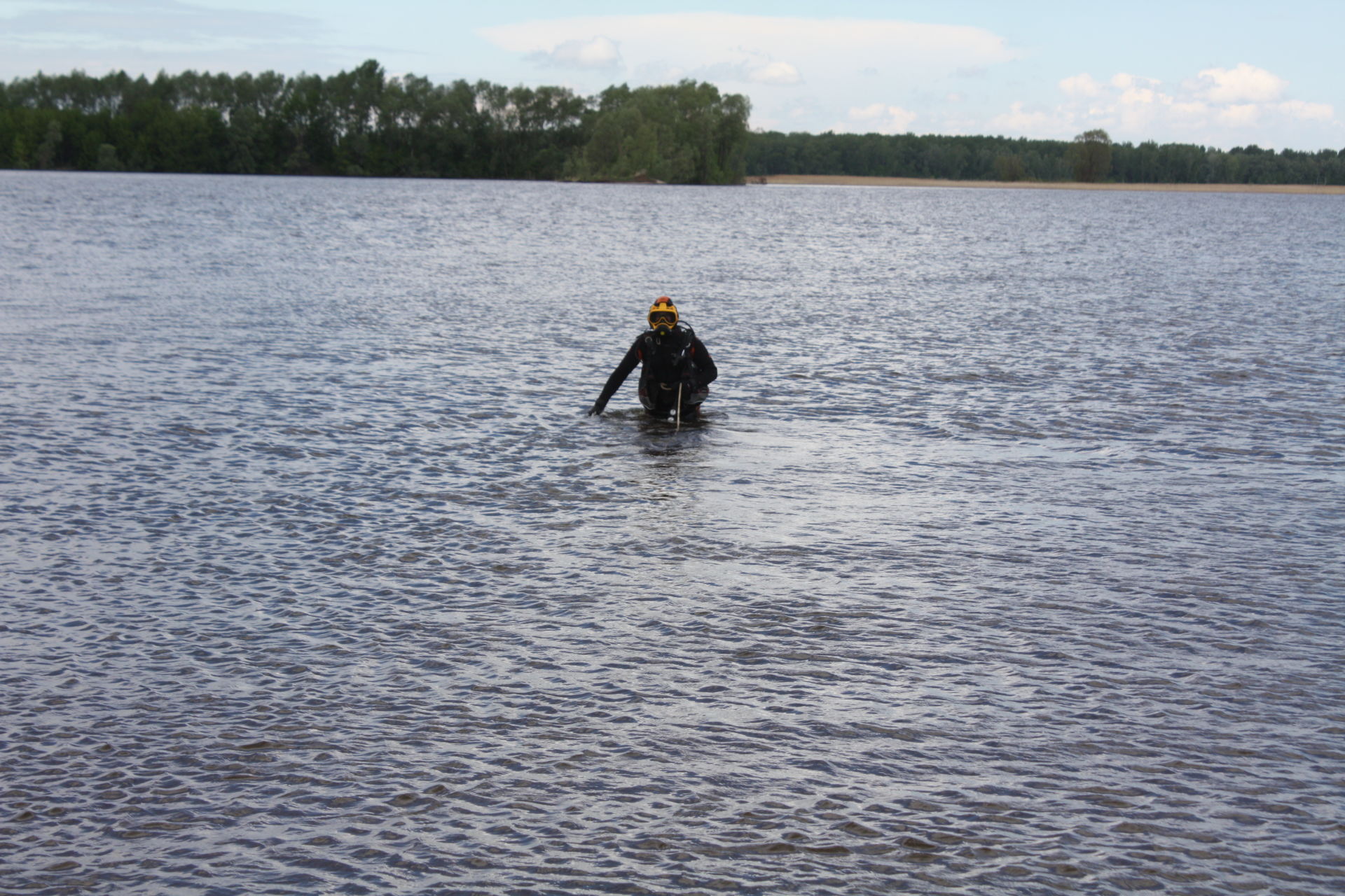 Водолазы очистили от мусора дно Камы городского пляжа Чистополя