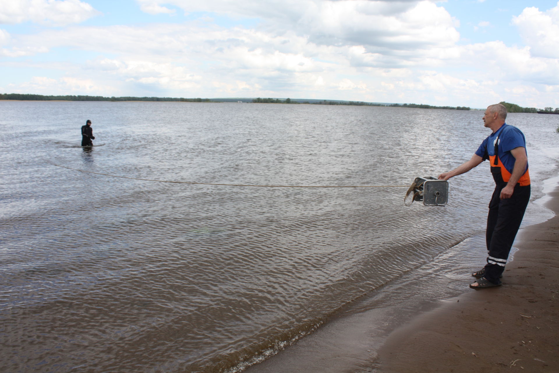 Водолазы очистили от мусора дно Камы городского пляжа Чистополя