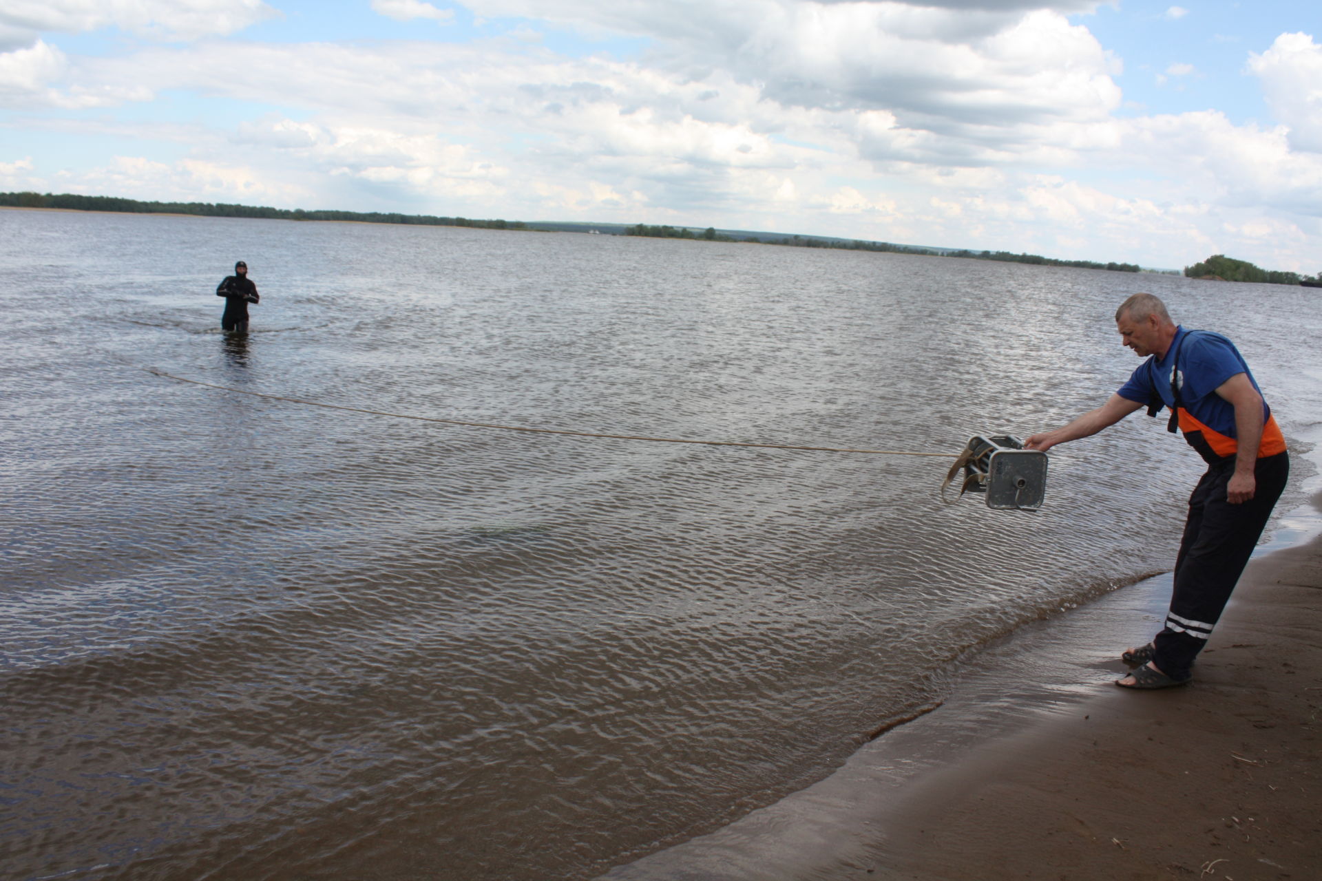 Водолазы очистили от мусора дно Камы городского пляжа Чистополя