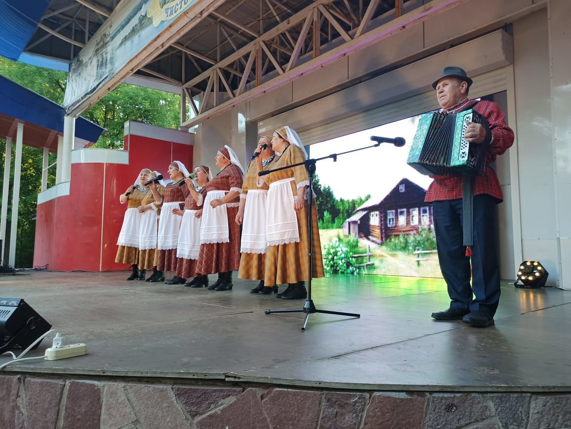 Месячник  кряшенской культуры в Чистополе завершился зажигательным концертом под открытым небом (фоторепортаж)