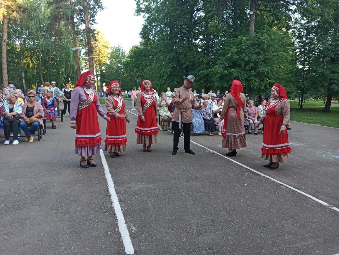 Месячник  кряшенской культуры в Чистополе завершился зажигательным концертом под открытым небом (фоторепортаж)