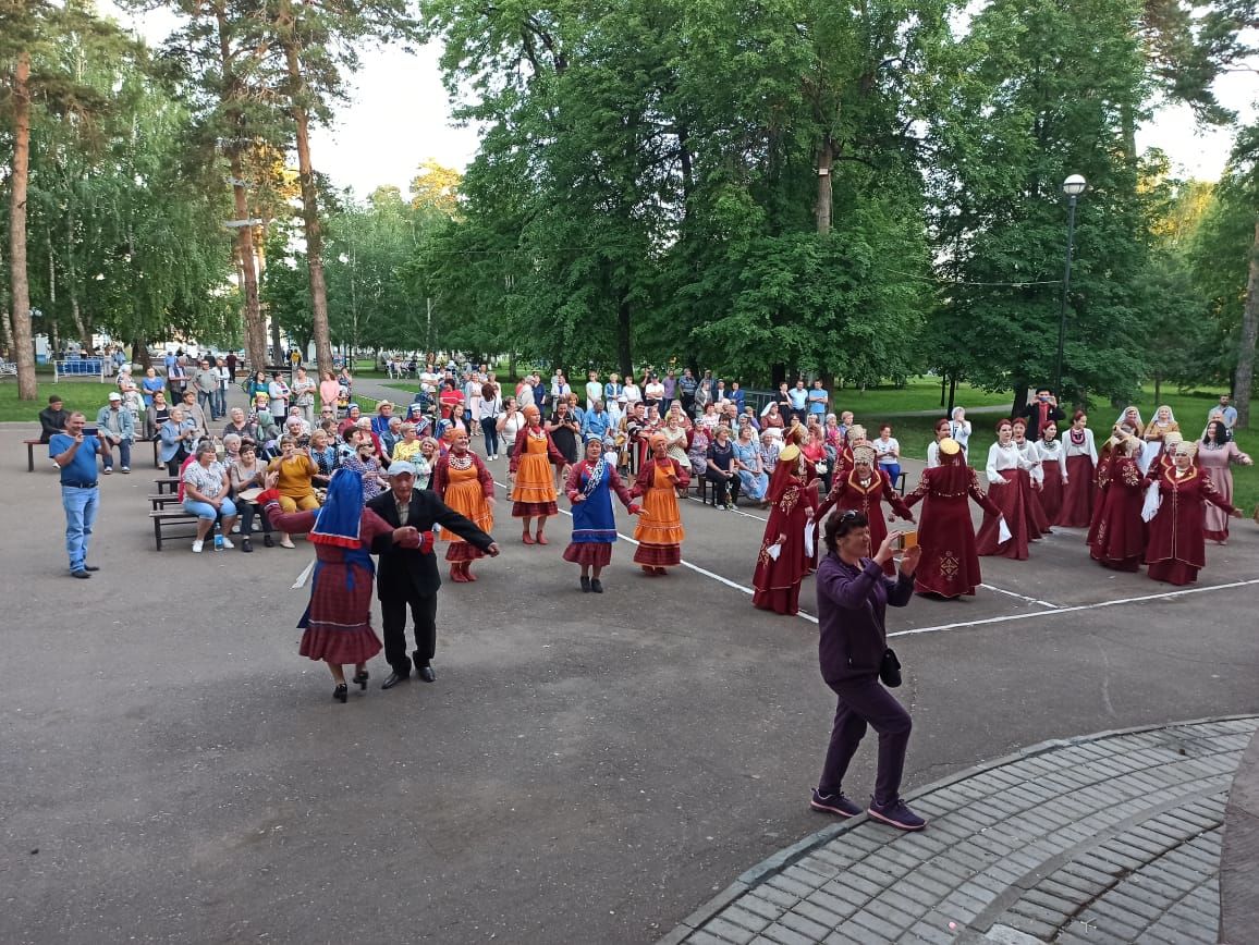 Месячник  кряшенской культуры в Чистополе завершился зажигательным концертом под открытым небом (фоторепортаж)