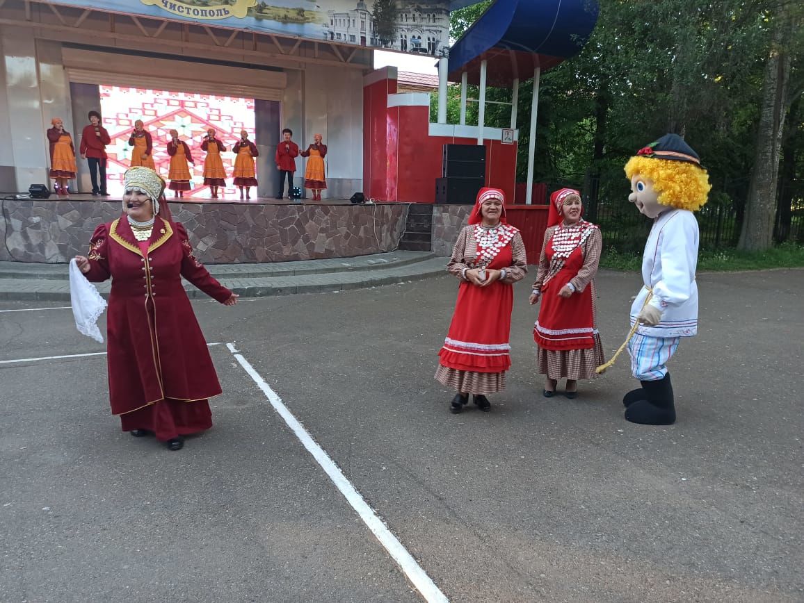 Месячник  кряшенской культуры в Чистополе завершился зажигательным концертом под открытым небом (фоторепортаж)