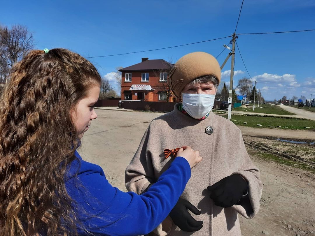 В преддверии Дня Победы чистопольцам и жителям сел района раздавали георгиевские ленточки (фоторепортаж)