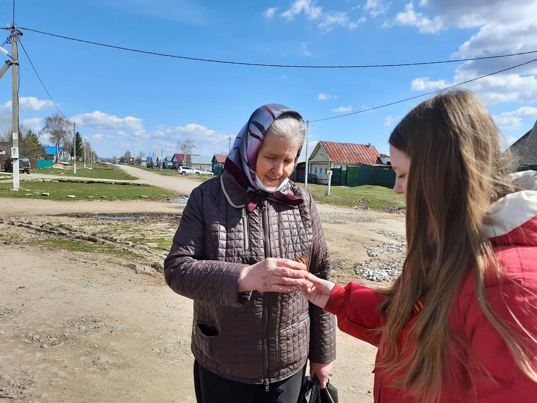 В преддверии Дня Победы чистопольцам и жителям сел района раздавали георгиевские ленточки (фоторепортаж)