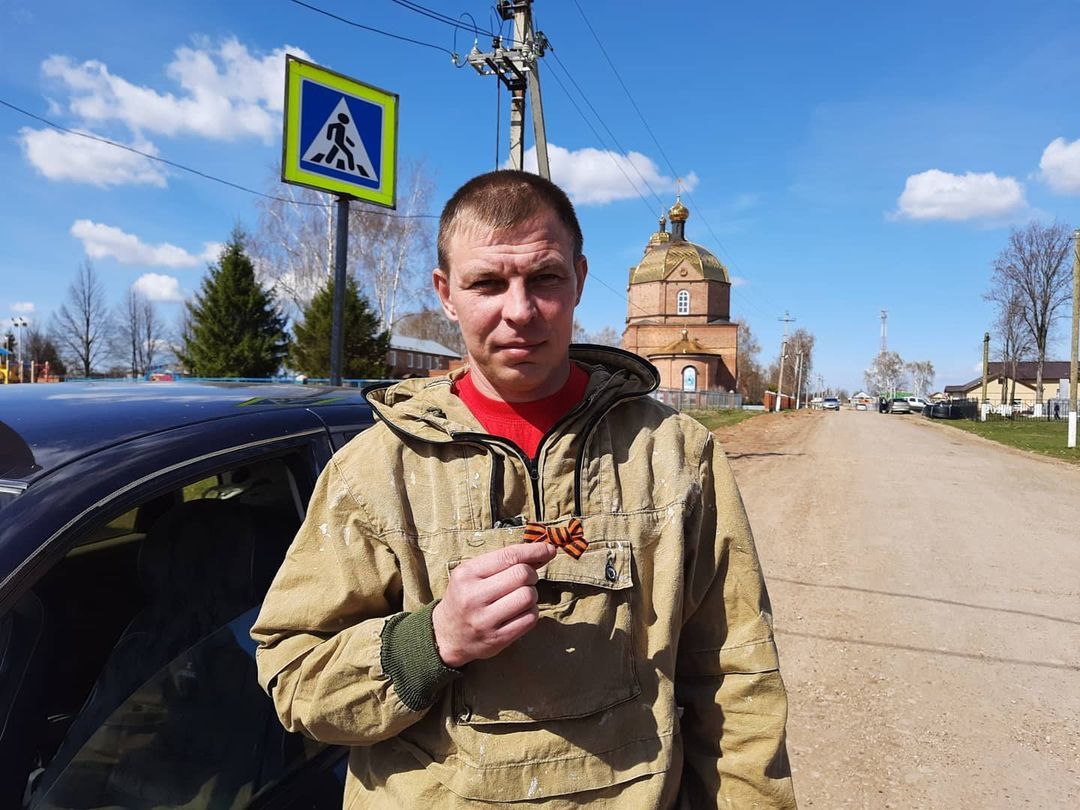 В преддверии Дня Победы чистопольцам и жителям сел района раздавали георгиевские ленточки (фоторепортаж)