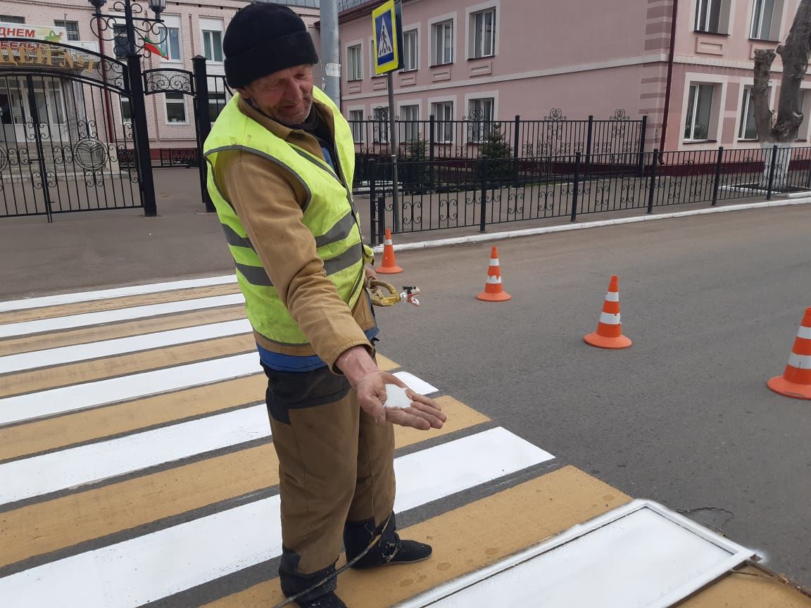 В Чистополе обновляют пешеходные переходы