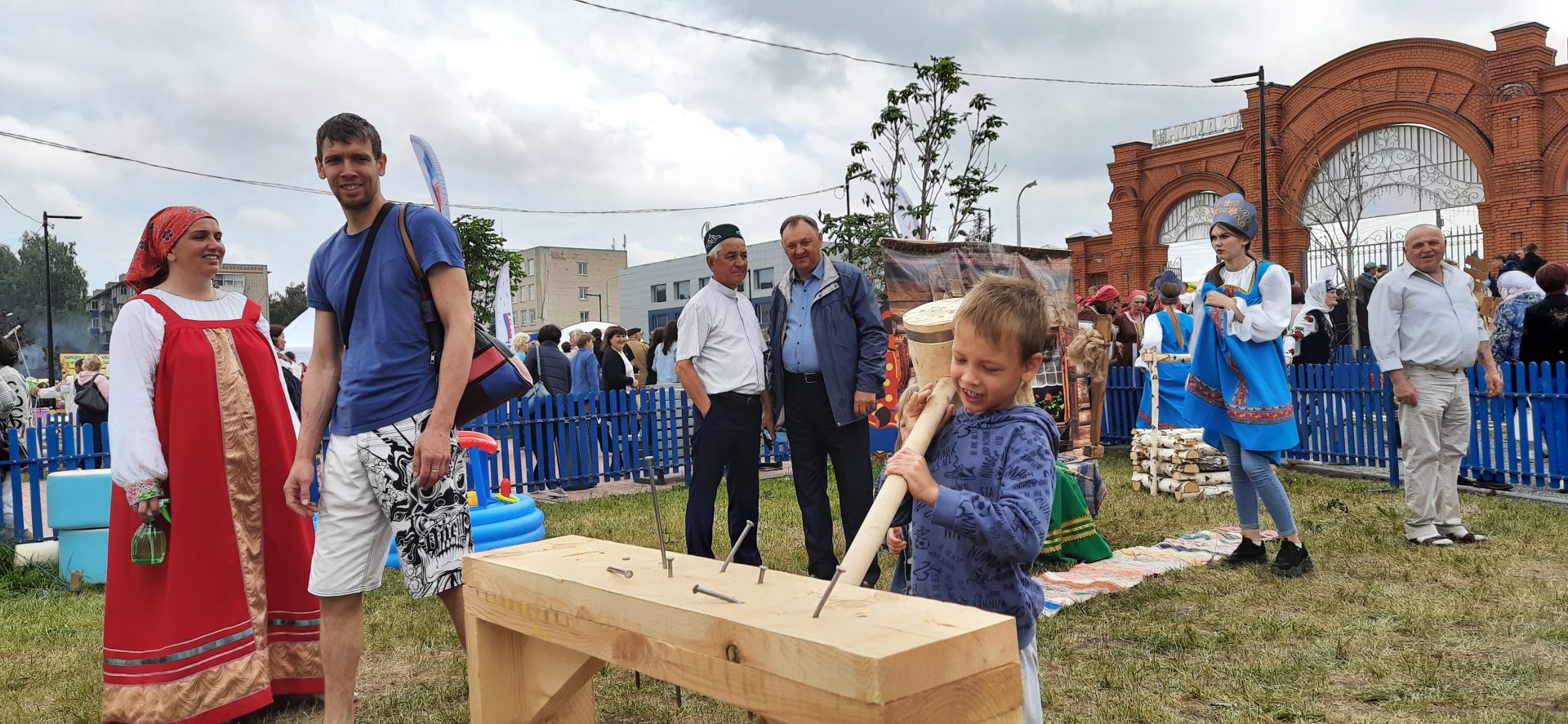 Бой с мешками, состязания в силе и ловкости, бег с препятствиями:  на Сабантуе чистопольцы активно принимали участие в народных играх