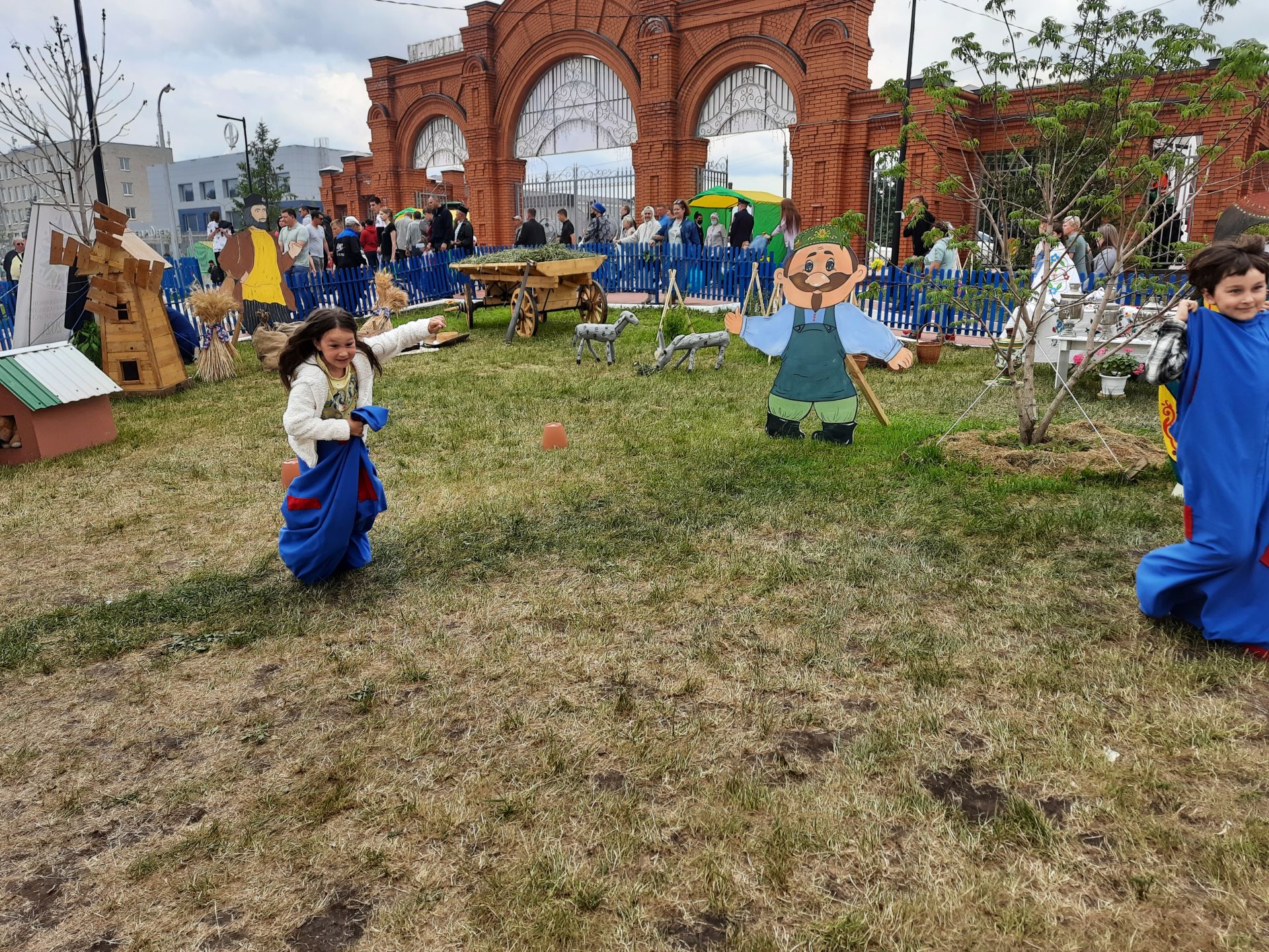 Бой с мешками, состязания в силе и ловкости, бег с препятствиями:  на Сабантуе чистопольцы активно принимали участие в народных играх