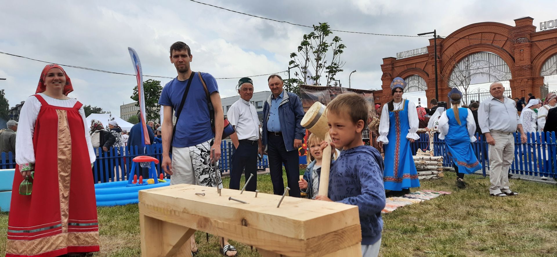 Бой с мешками, состязания в силе и ловкости, бег с препятствиями:  на Сабантуе чистопольцы активно принимали участие в народных играх