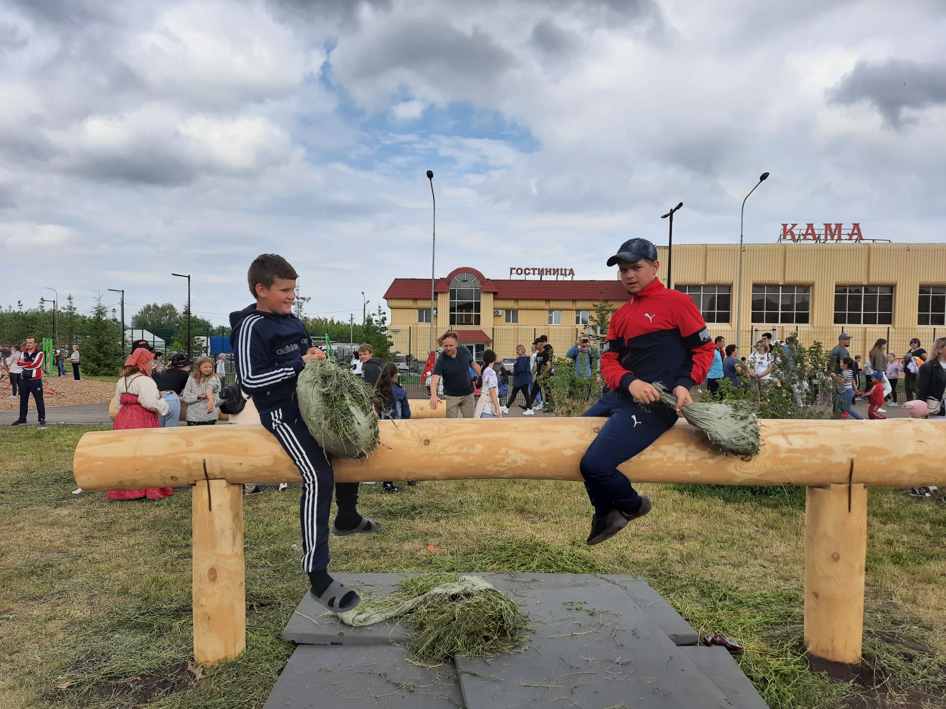 Бой с мешками, состязания в силе и ловкости, бег с препятствиями:  на Сабантуе чистопольцы активно принимали участие в народных играх